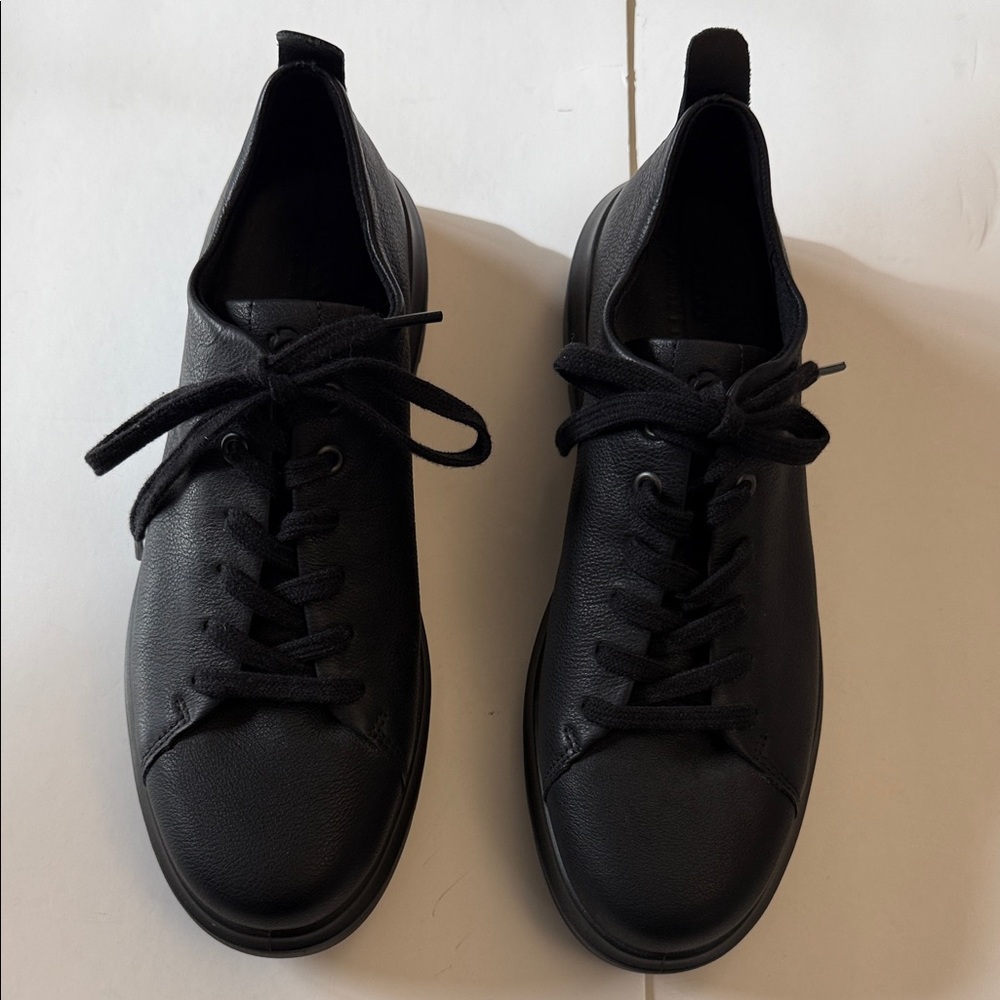 ECCO WOMEN’S BLACk SNEAKERS